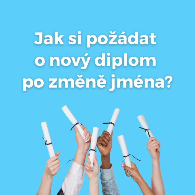 Na světle modrém pozadí je nápis Jak si požádat o nový diplom po změně jména? Pod ním je grafika rukou držící zarolované diplomy převázané černými stužkami.