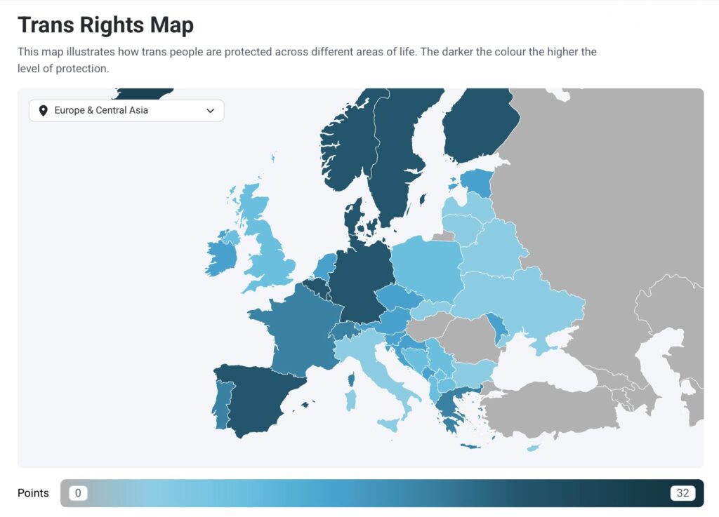 Mapa Evropy s nadpisem v angličtině Mapa trans práv. Na mapě jsou jednotlivé státy označeny stupni modré barvy, nesvětlejší s neslabšími právy a ochranou, nejtmavější s nejvíce právy pro trans lidi. Nejsvětlejší jsou státy nejvíce na východ a Itálie. Nejtmavější jsou severní skandinávské státy, Island a Španělsko.